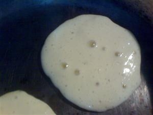 Flip the pikelets when they start to bubble