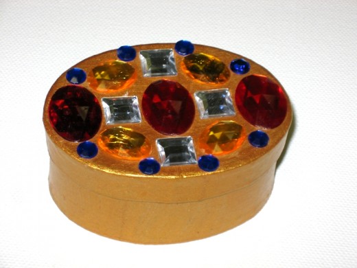 Oval gold jewelled trinket box