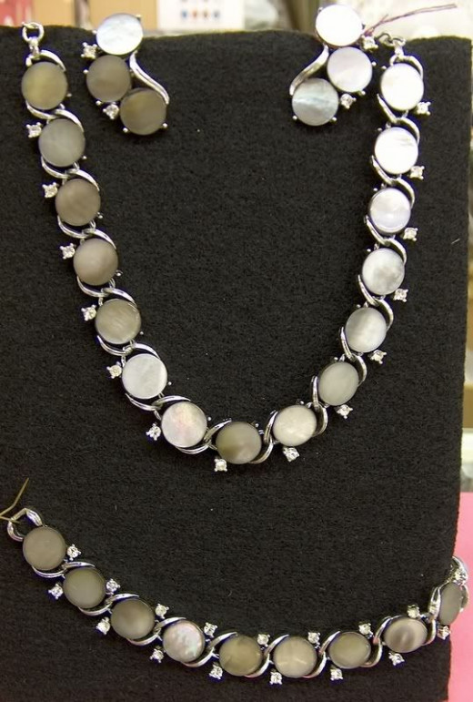 Lisner vintage jewelry set - light grey Abalone with rhinestones