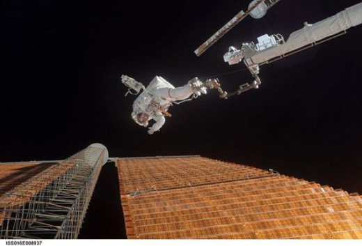 Scott Parazynski repairs a damaged ISS solar panel