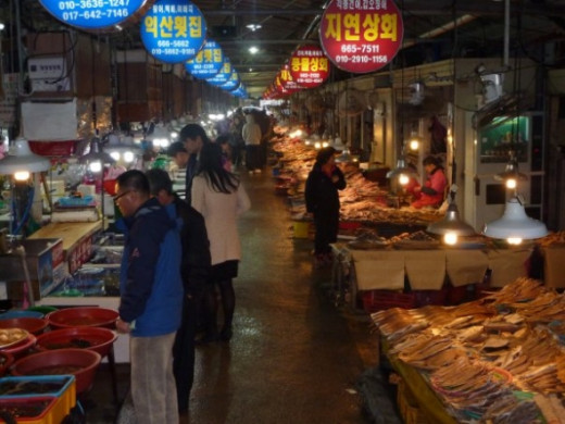 A traditional market where you can buy cheap live or dead fish.