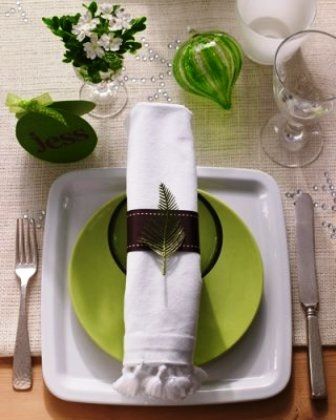 Go for green Christmas dining table setting! Fresh!