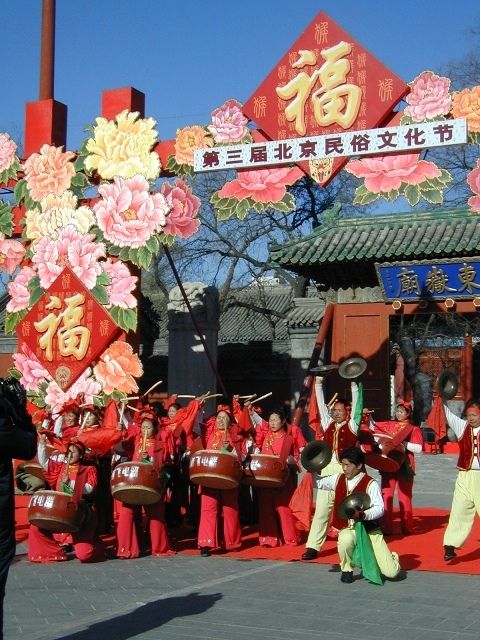 Troupes of drummers and dancers perform at the temple gates to lure people in and create a very noisy and festive atmosphere.