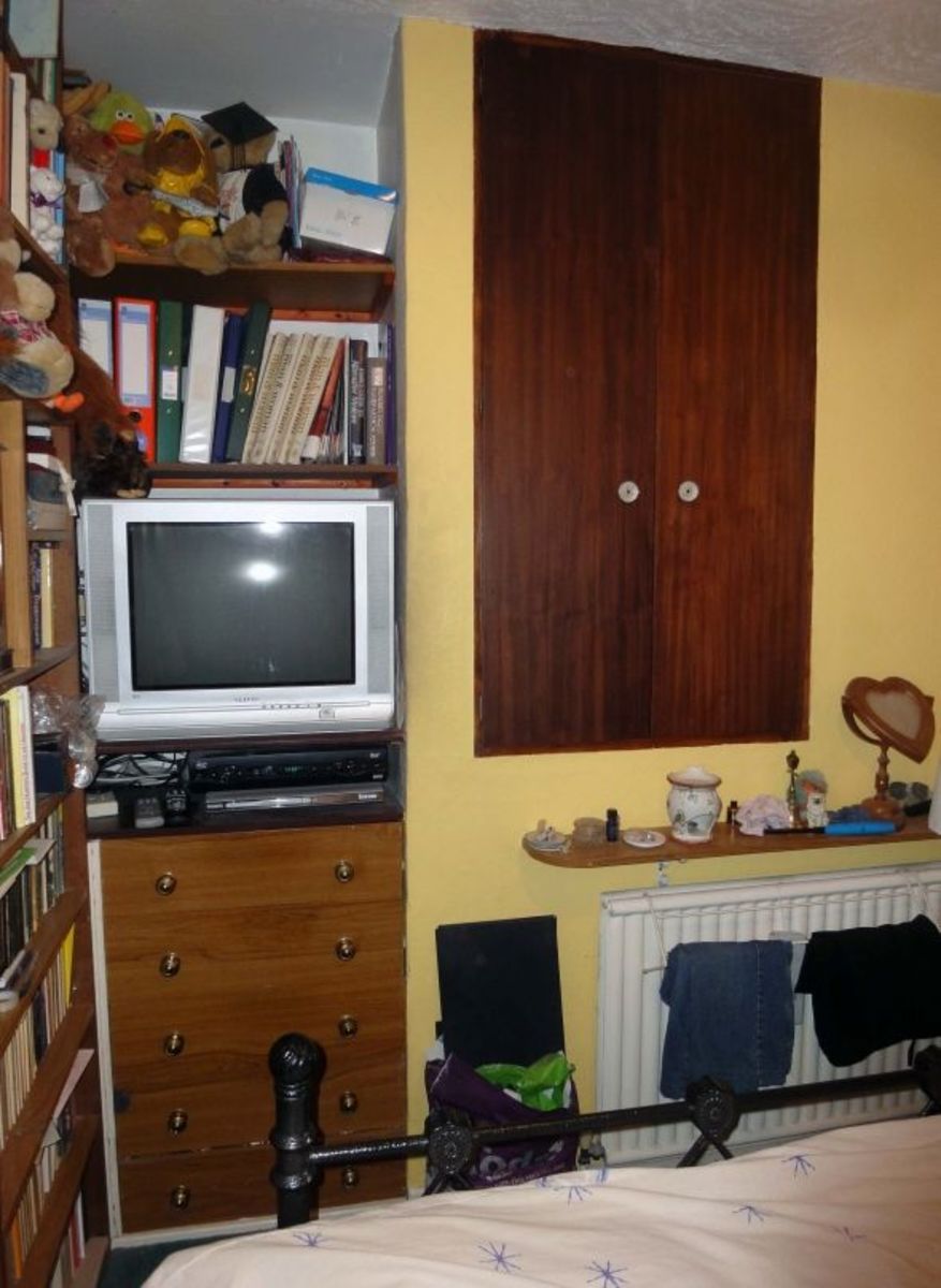 Wall recessed cupboard