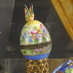 Butterfly porcelain egg from La Rose en Vie in Saint Junien, Limoges