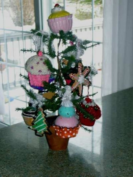 Everyone loves cupcakes... This cupcake tree, is very cute on my kitchen counter.