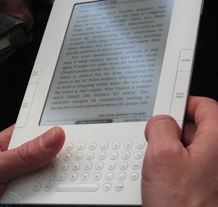 Reading with the Amazon Kindle 2 (credit: itechnews.net) 