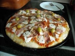 A picture of a scrumptious pizza by darioalvarez at flickr