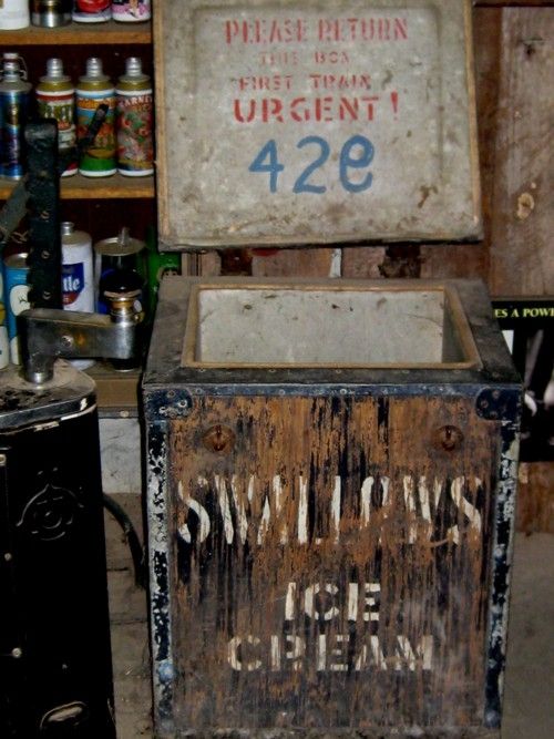 Another icebox - this one to transport icecream by train.  Note the URGENT message.  Well, yes!