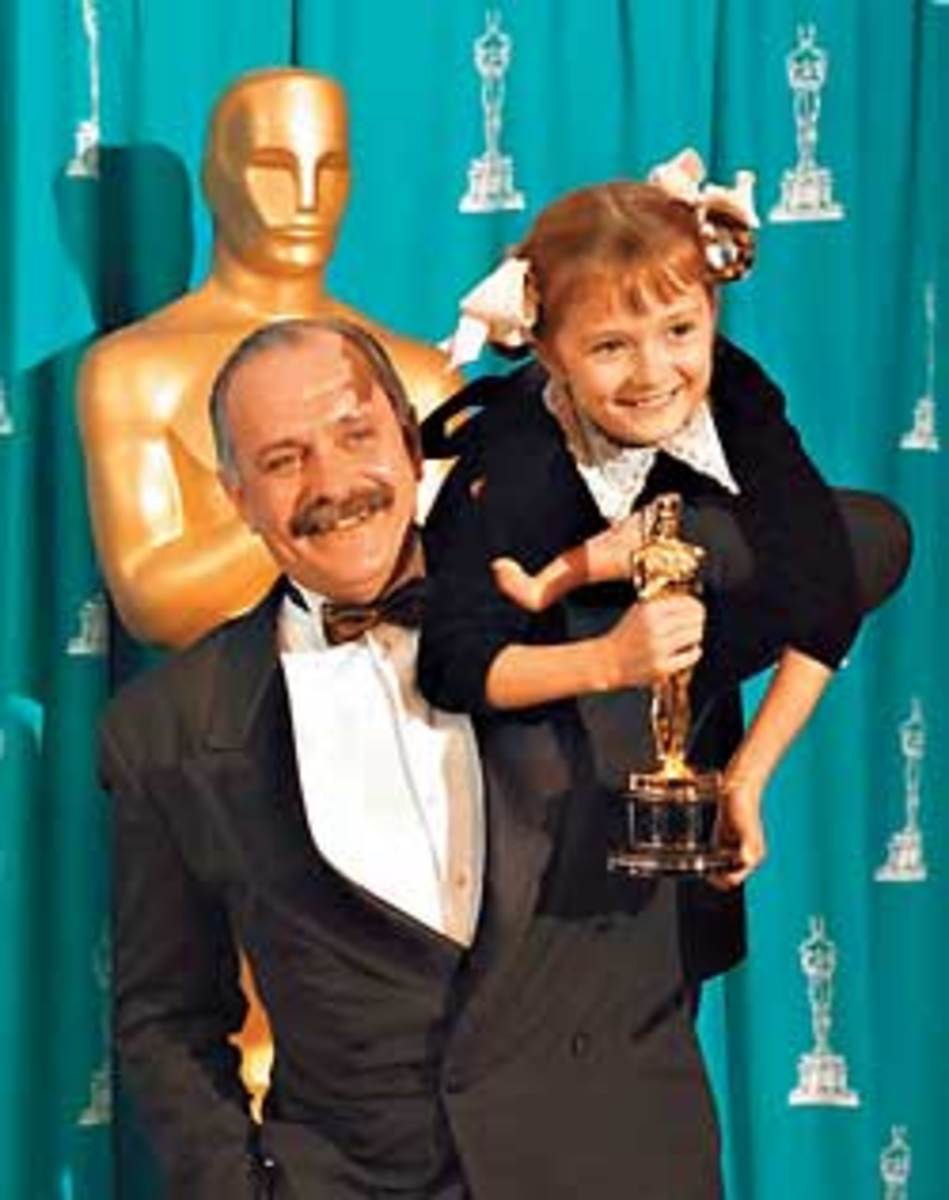 Mikhalkov carries his daughter Nadia and Oskar award