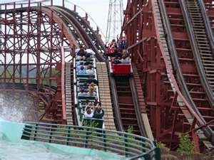 The 1927 Racer is the only continous track roller coaster in North America. A revers curve allows the trains to travel side by side throughout the entire ride without splitting apart. Each train returns to a different side of the station from where i