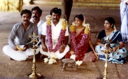 V. Prabhakaran marriage with Mathivathani at Thiruporur Murugan Temple.See the bride gleefully looking at groom while meddling with toe ring... they must have had a blissful married life.