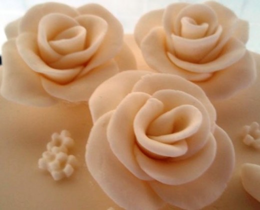 Some ivory roses for a pearl wedding anniversary cake