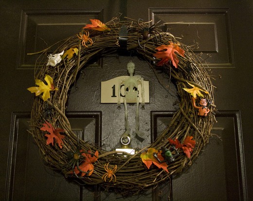 A simple yet stylish Halloween wreath