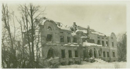 Lindes muiža, 1917-03. http://www.zudusilatvija.lv/objects/object/8315/  It was very near Kegums and probably the manor from which they came, although smaller at the time. The family Von Hahn owned it