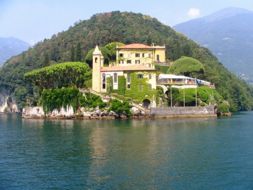 A grandly villa facing the lake.