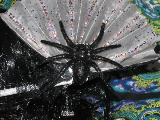 The hand fan and spider parts of the hair spikes