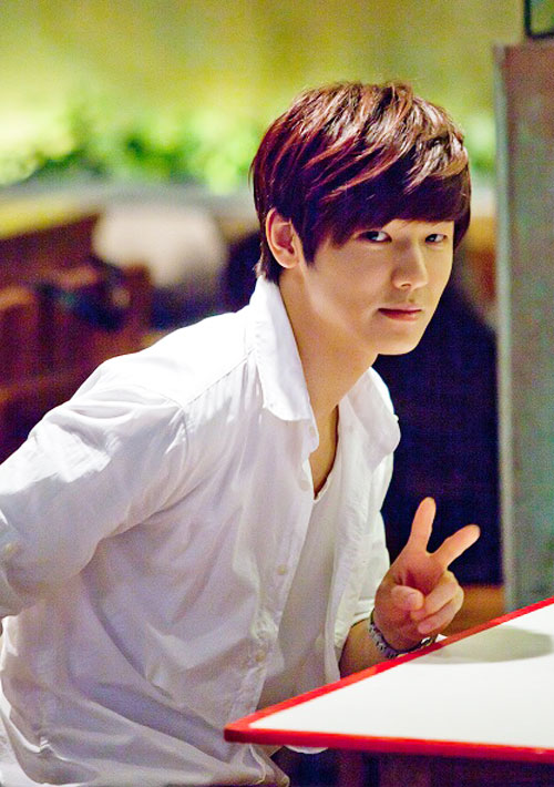 Kang Min-Hyuk: As Yoon Chan-Young besfriend of Cha Eun-Sang since they were kids. His a kind, warm hearted guy that cares for Cha Eun.