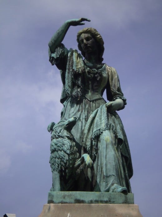 statue of Flora MacDonald outside the castle