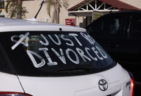 Divorce image- IMAGE OF A CAR WITH INSCRIPTIONS JUST DIVORCED