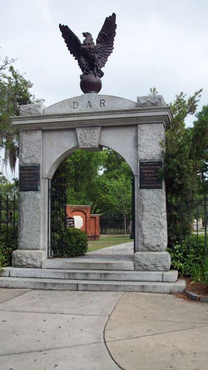 The main entrance to Colonial Park Cemetery