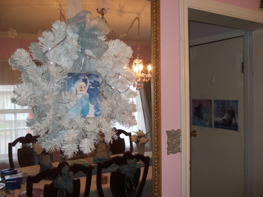 Elsa in the wreath and more Frozen pictures into the kitchen...