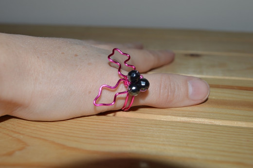 For this ring I used fuchsia colour wire and faceted haemotite gemstones which really sparkle