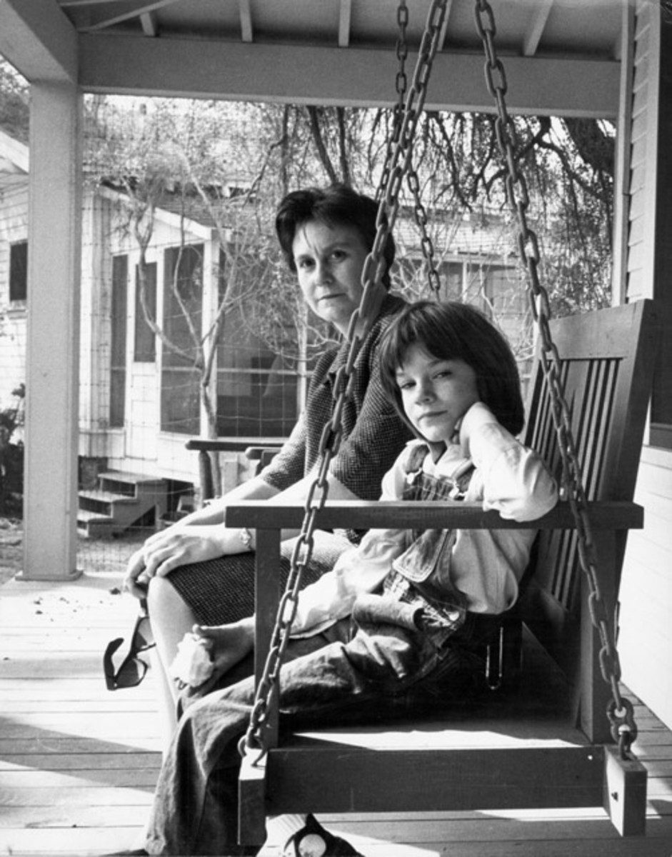 Mary Badham and Nelle on porch of the set