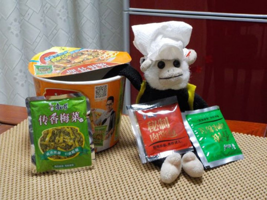 Mooch demonstrating which Chinese instant noodles are best.