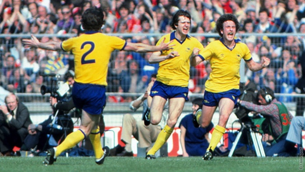 Jimmy Nicholl (L, #2) and Brian Greenhoff (C)celebrate as Alan Sunderland (R) scored the winning goal in the 1979 FA Cup as Arsenal won 3-2. 