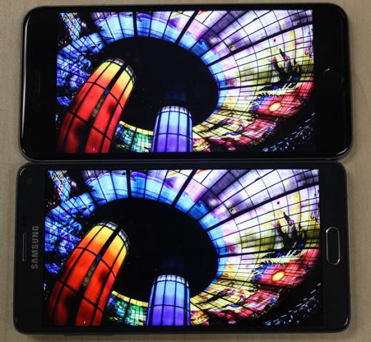 The display of the Samsung Galaxy Note 4 (bottom) delivers richer colors and looks more saturated compared to that of the Apple iPhone 6 Plus (top).