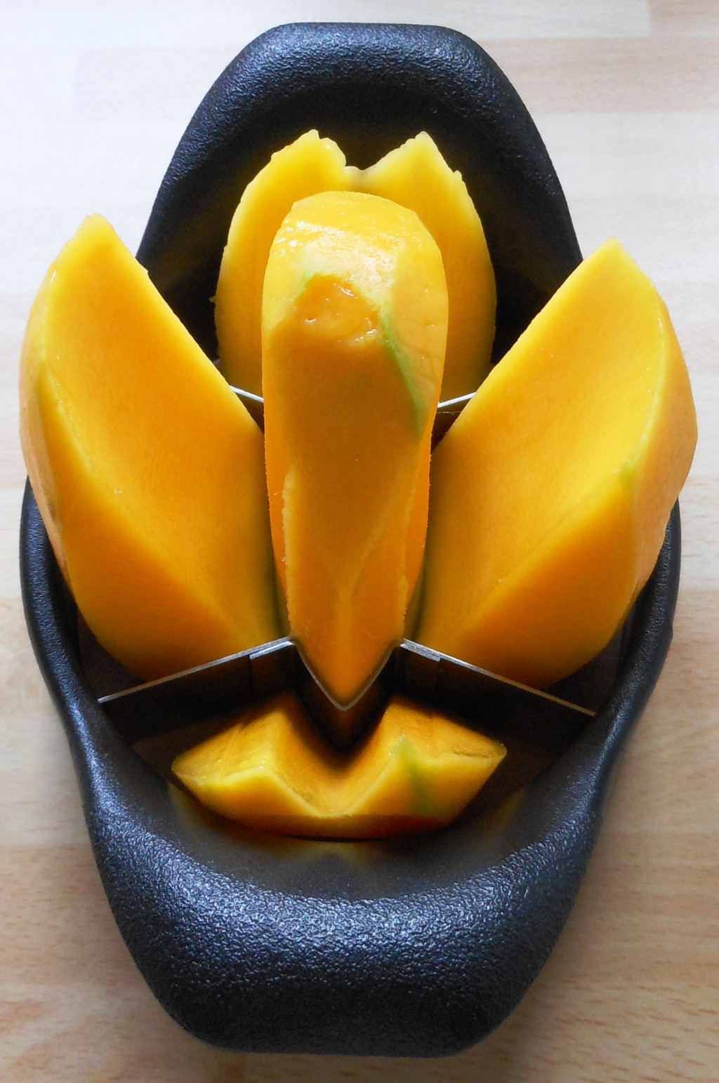 How to slice a mango easily to make a delicious Green Smoothie