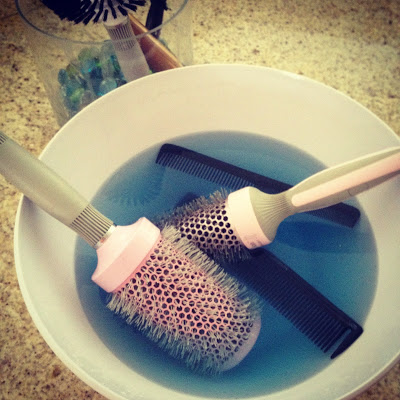 Baking soda for cleaning brushes