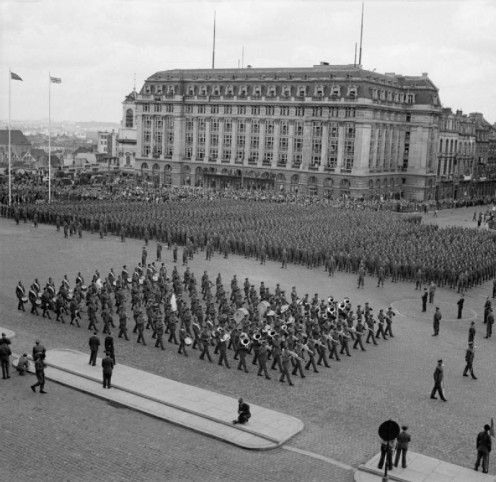 Allied Victory Parade in Brussels. British troops from the Guards Armoured Division form up in the Place Poelaert. Source: http://media.iwm.org.uk/iwm/mediaLib//48/media-48363/large.jpg)