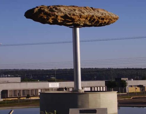 Statue of a giant piece of shit (Ponta Grossa, Brazil) 