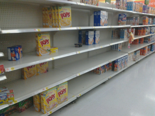 Photo of the empty shelves of the supermarket the night of the announcement of a snowstorm