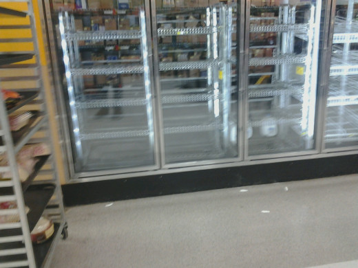 Photo of the empty shelves of the supermarket the night of the announcement of a snowstorm