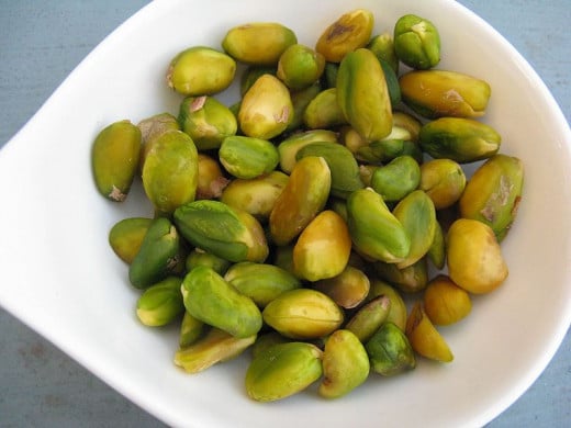 Blanched pistachio kernels without skins