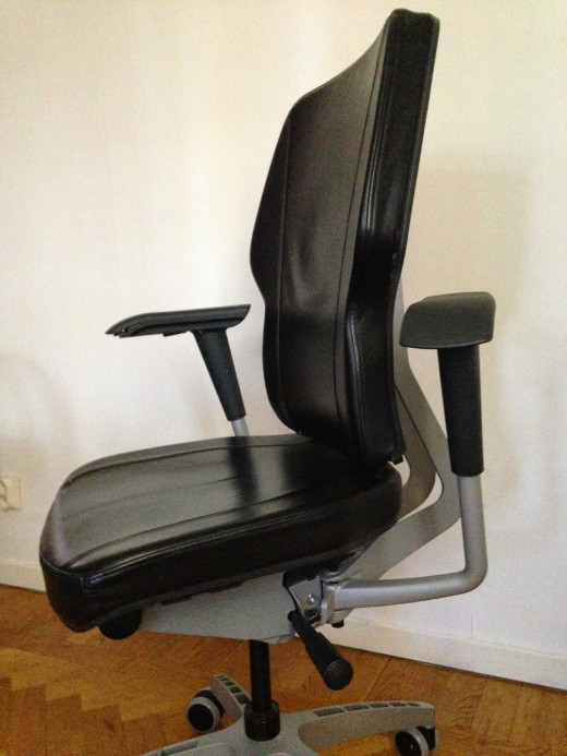 The movable arm rest makes this chair easy to adapt to tasks.