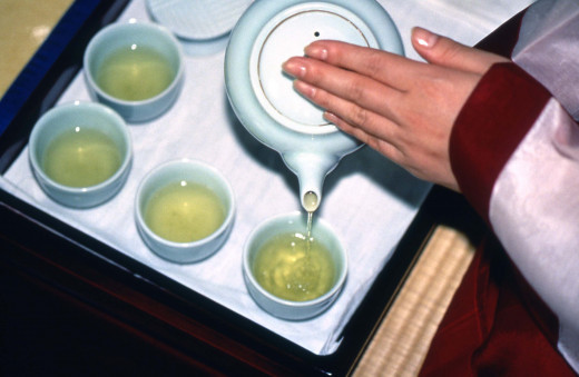 Many find that drinking green tea soothes a variety of different conditions that cause throat or tonsil pain.