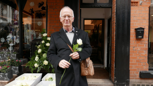 Buying the white rose for Richard