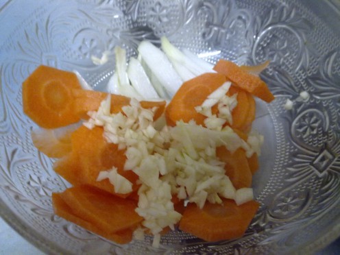 slices of carrots with chopped garlic