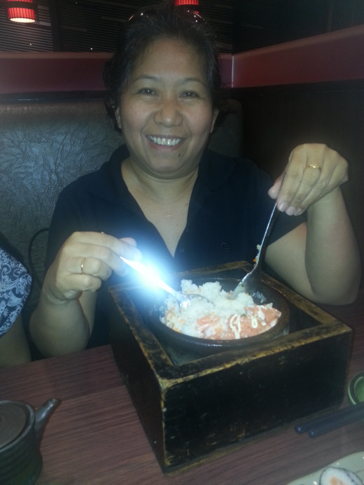 i forgot what she ordered, is that Salmon Rice in stone pot