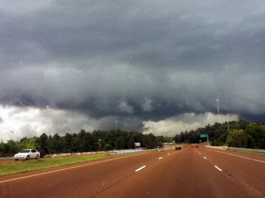 Wall cloud that came through before the tornado that hit Cleveland, TN on April 27th, 2011