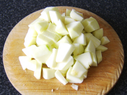 The apples are peeled, cored and roughly chopped