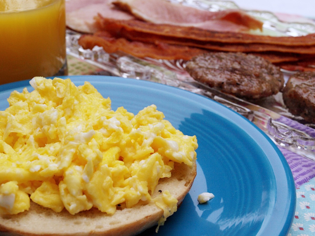 Scrambled egg with ham or bacon on a toasted bagel.