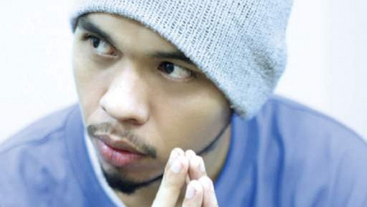 Looney is a popular Filipino street rapper that remains underground. His street success has not translated to a lot of mainstream support.