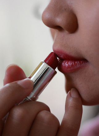 Lipstick and lip gloss will usually look best in a pretty but neutral shade.