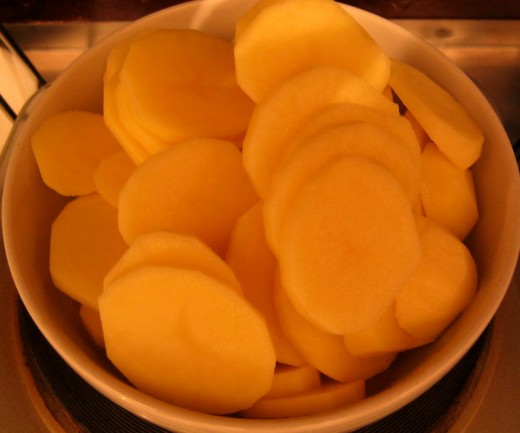 Peeled and sliced potatoes.