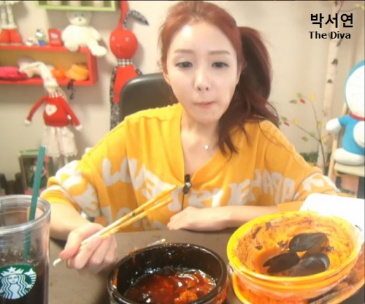 Park Seo Yeon aka The Diva after finishing her meal interacts with her viewers via live chat
